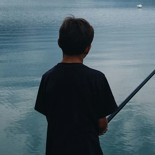دانلود آهنگ دوتا پنجره اسیر پشت ی دیوار سنگی