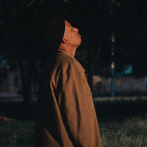 دانلود آهنگ بی تو پیر میکنه بودن دلم میره چشات گیر میکنه رو من ناجی