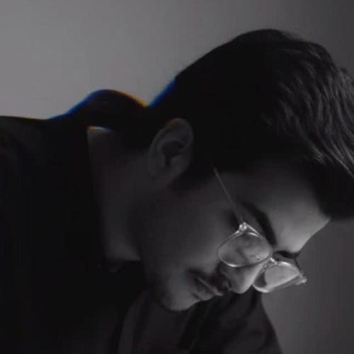 دانلود آهنگ پیرش در اومد این جوون دیگه آرزویی براش نموند از اهورا